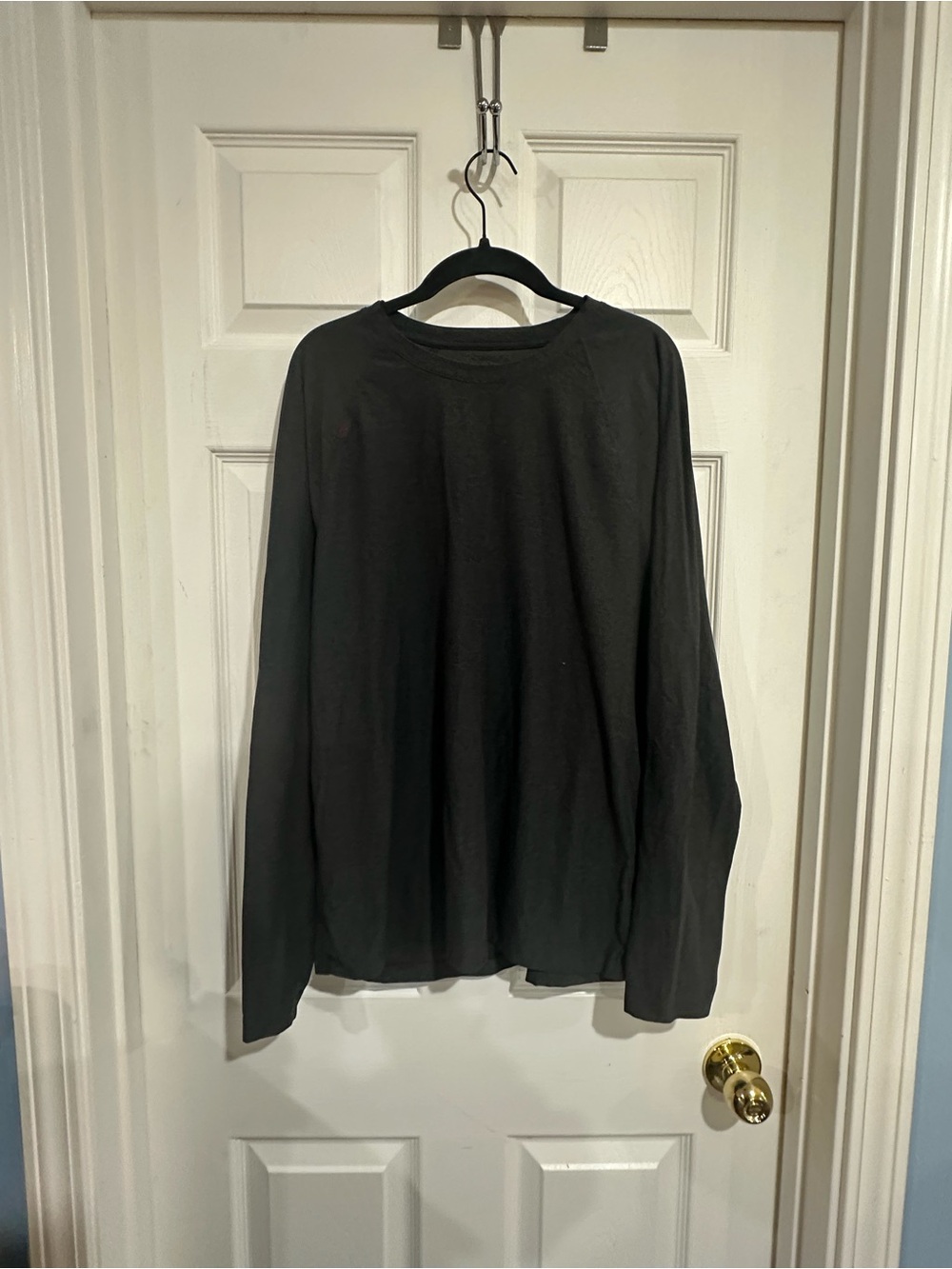 RHONE Men’s Reign Long Sleeve Shirt in a Black Heather Gray Size Medium